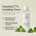 Anua Heartleaf 77 Soothing Toner Flasche zwischen Heartleaf-Blättern, daneben Vorteile zu Beruhigung und Textur