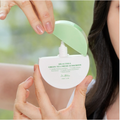 Dr.Althea Sonnencreme geöffnet mit Tropfspitze, Anwendung in den Händen einer Frau