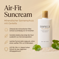 SKIN1004 Centella Air-Fit Suncream auf Sand mit Centella-Blättern, daneben Vorteile-Grafik zu Zinkoxid und leichter Formel